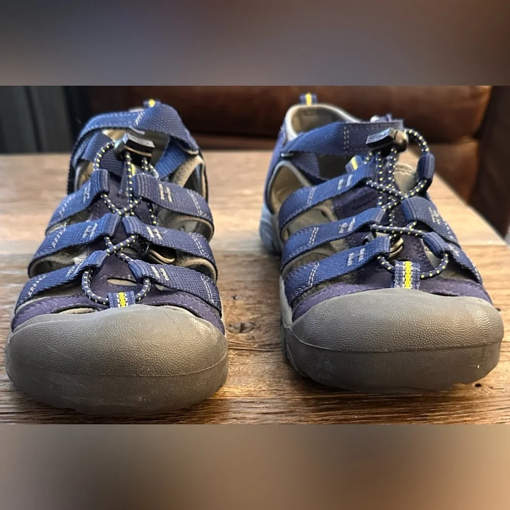 NWOT KIDS KEEN WATER SHOE SANDALS - SIZE 6 YOUTHS BIG BOYS